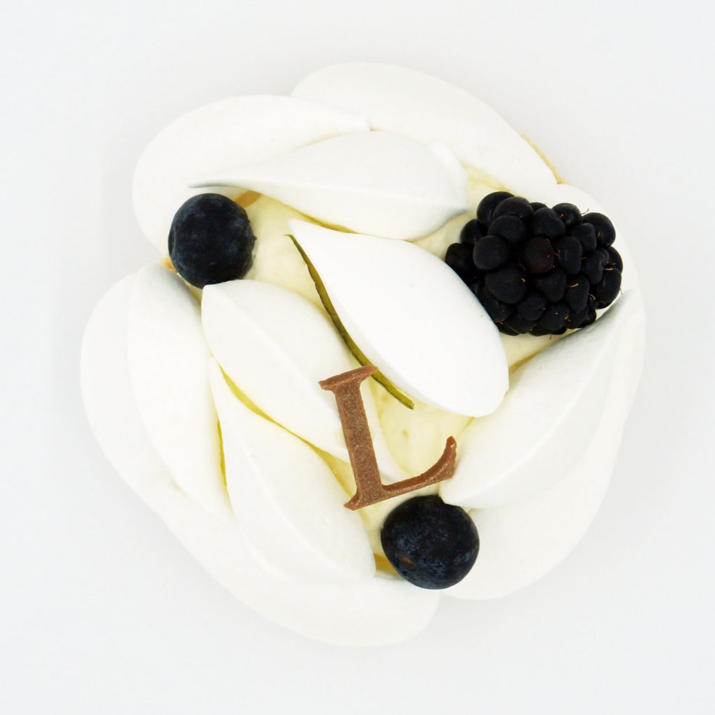 pavlova fruits noirs ladurée